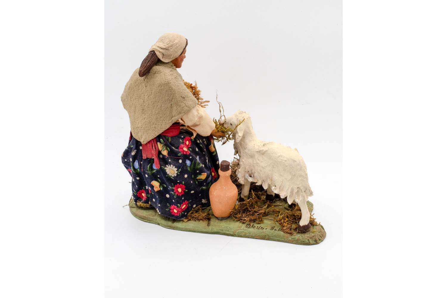 Donna Nutre la Pecora - h 24 cm